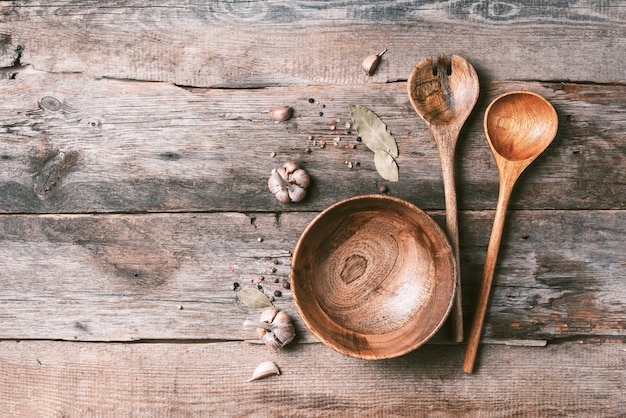 Składniki i przyprawy ułożone na stole